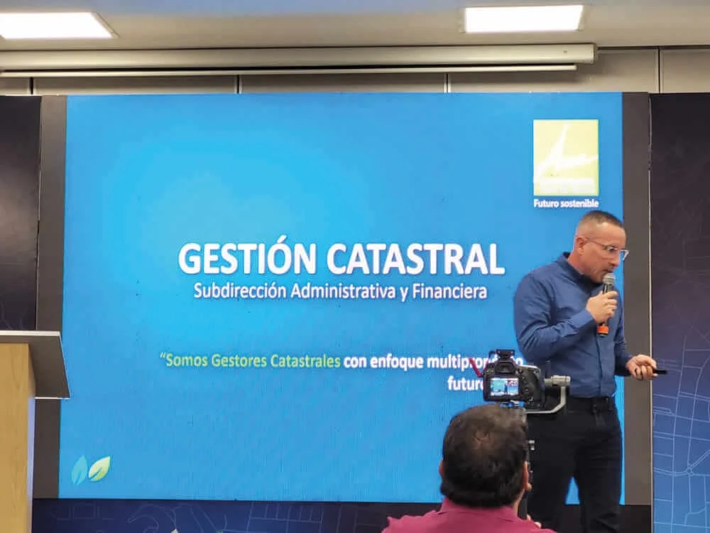 Presentación de gestión catastral en un evento de la Misión de Descentralización